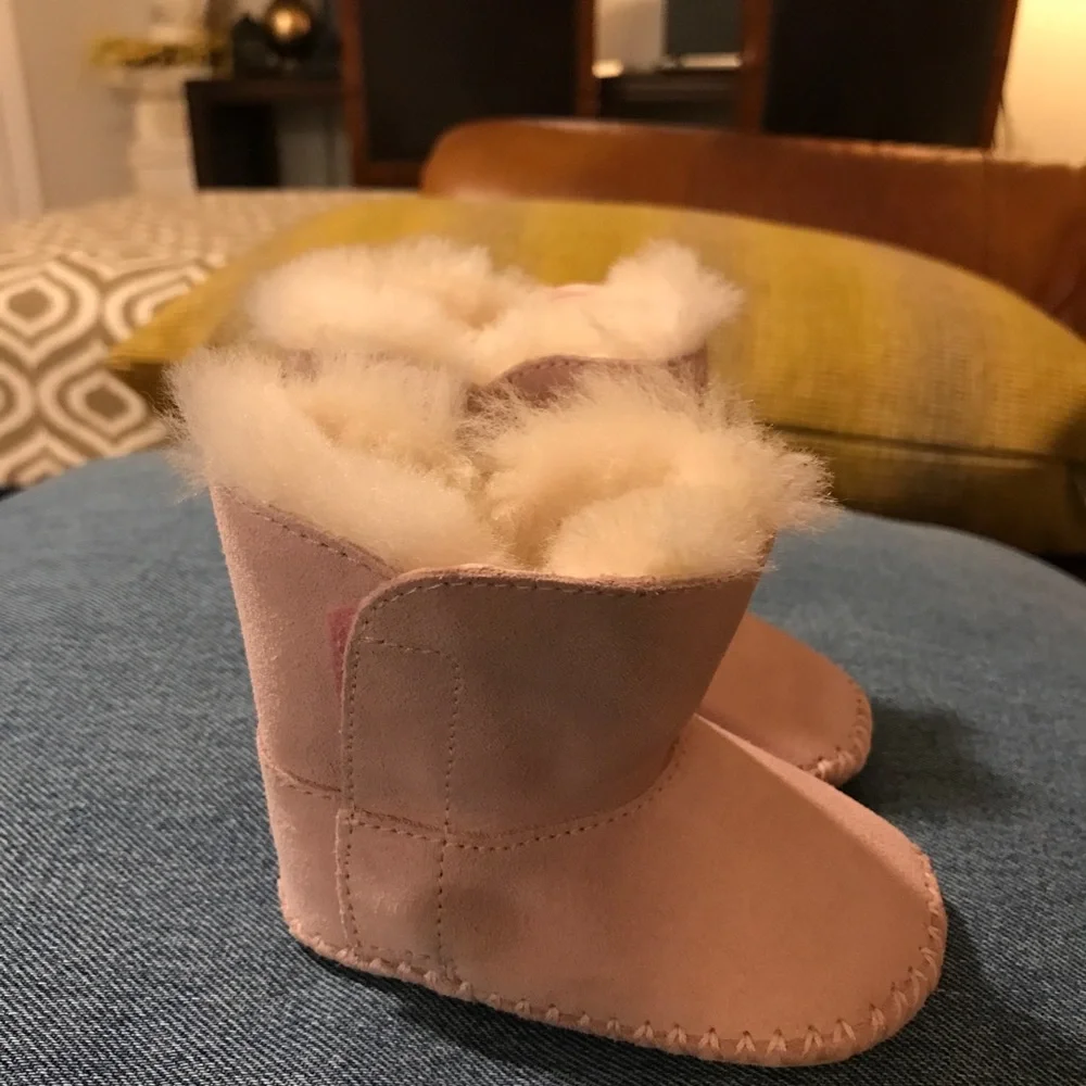 NEW UGG ERIN BABY PINK CRIB BOOTIES SIZE 01 EUC